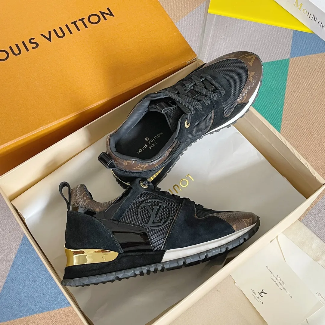 p640👟👟 LV Donkey Brand L Home Classic Series Run Away Casual Sneakers Original purchased, developed and manufactured. This Run Away sneaker is made of cow leather with classic Monogram canvas trim, and is decorated with a large LV Circle logo on one side. The technical outsole adopts an invisible heightening design, which is unique and equipped with eye-catching metal cushioning pads. Exquisite packaging at the delivery counter 🛍📦 ▪️ Fabric: Original customized first-layer cowhide + technical mesh ▪️ Inner lining: Imported breathable mesh ▪️ Sole: Original molded ultra-light foam + TPU material ▪️ Sole thickness: 3CM [increased by 6CM ▪️ Size: Women's 35-40🉑️Order 41/42 ▪️ Size: Men's 39-45